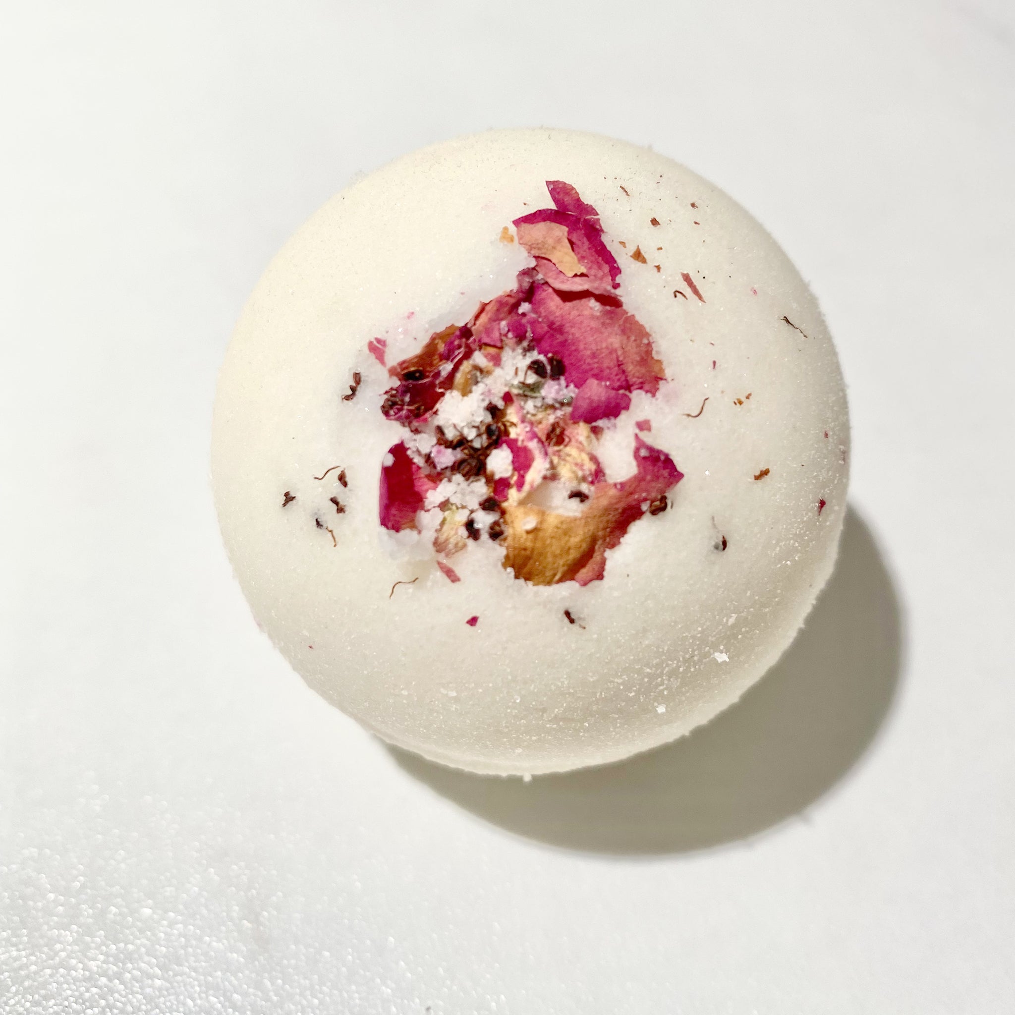 Badekugel schäumend mit Blüten #Rose #nachhaltig verpackt