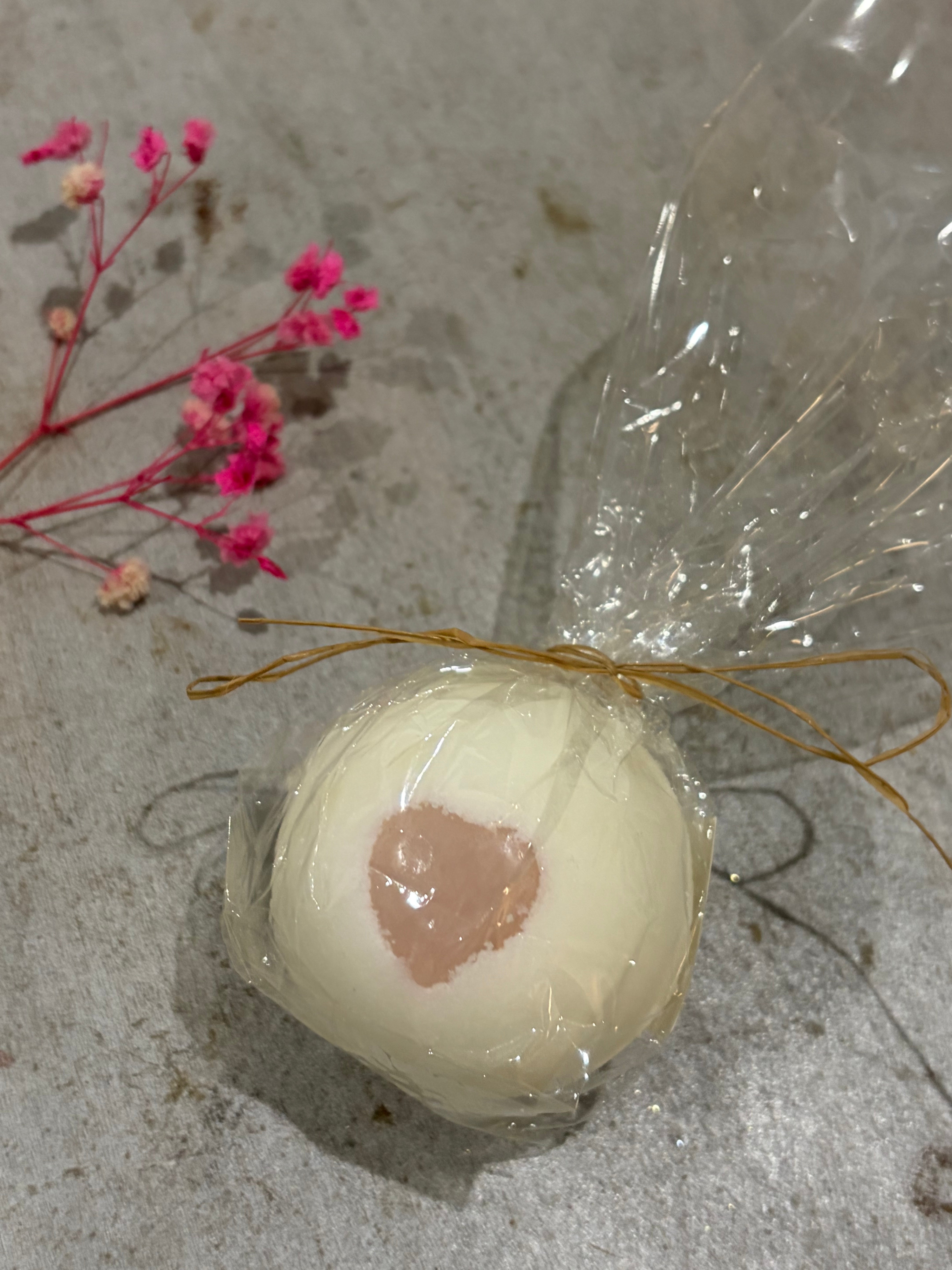 Badekugel mit Schaum mit einem Herz aus Rosenquarz als Glücksbringer