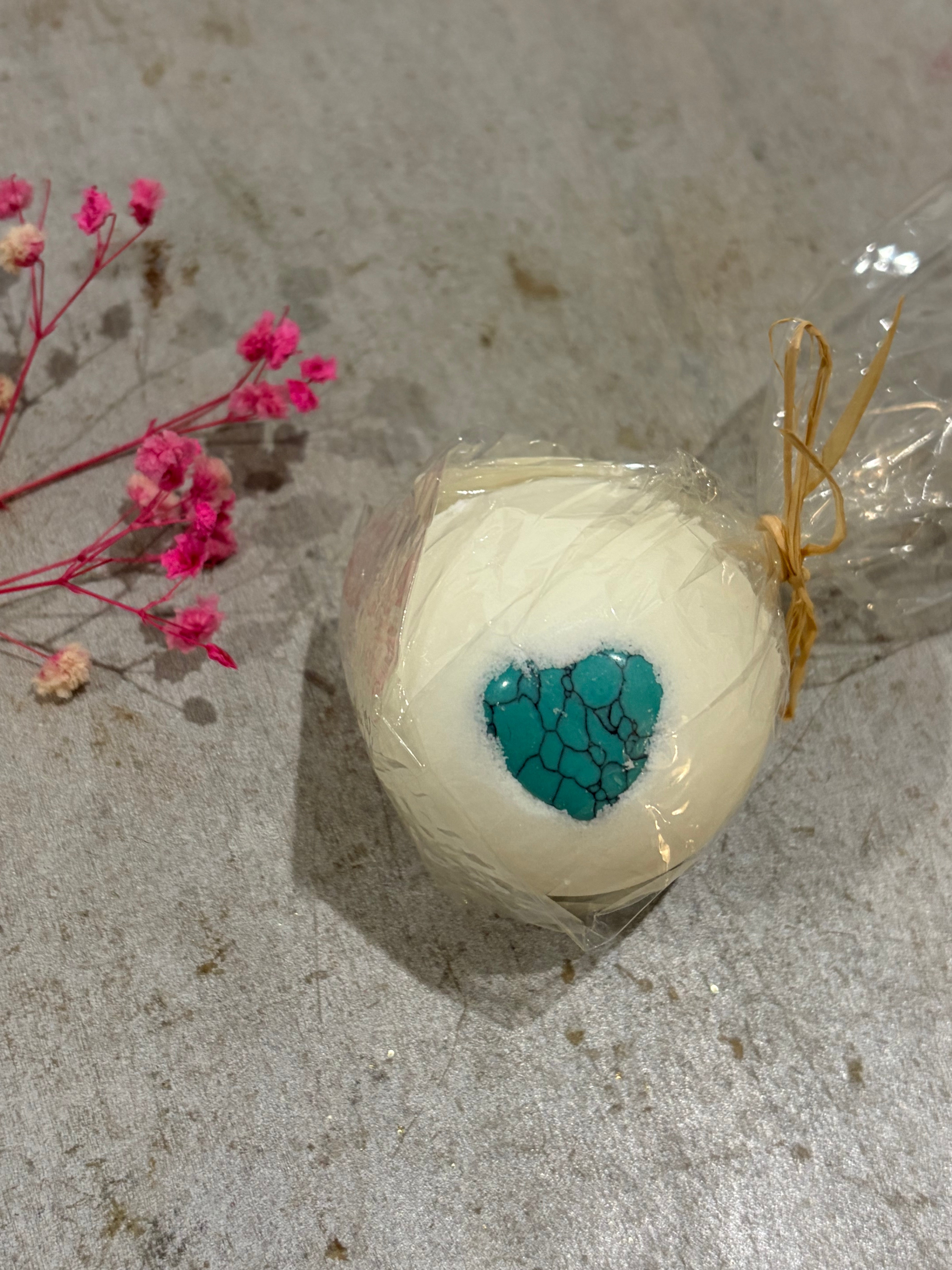 Badekugel mit Schaum und Halbedelstein Herz als Glücksbringer