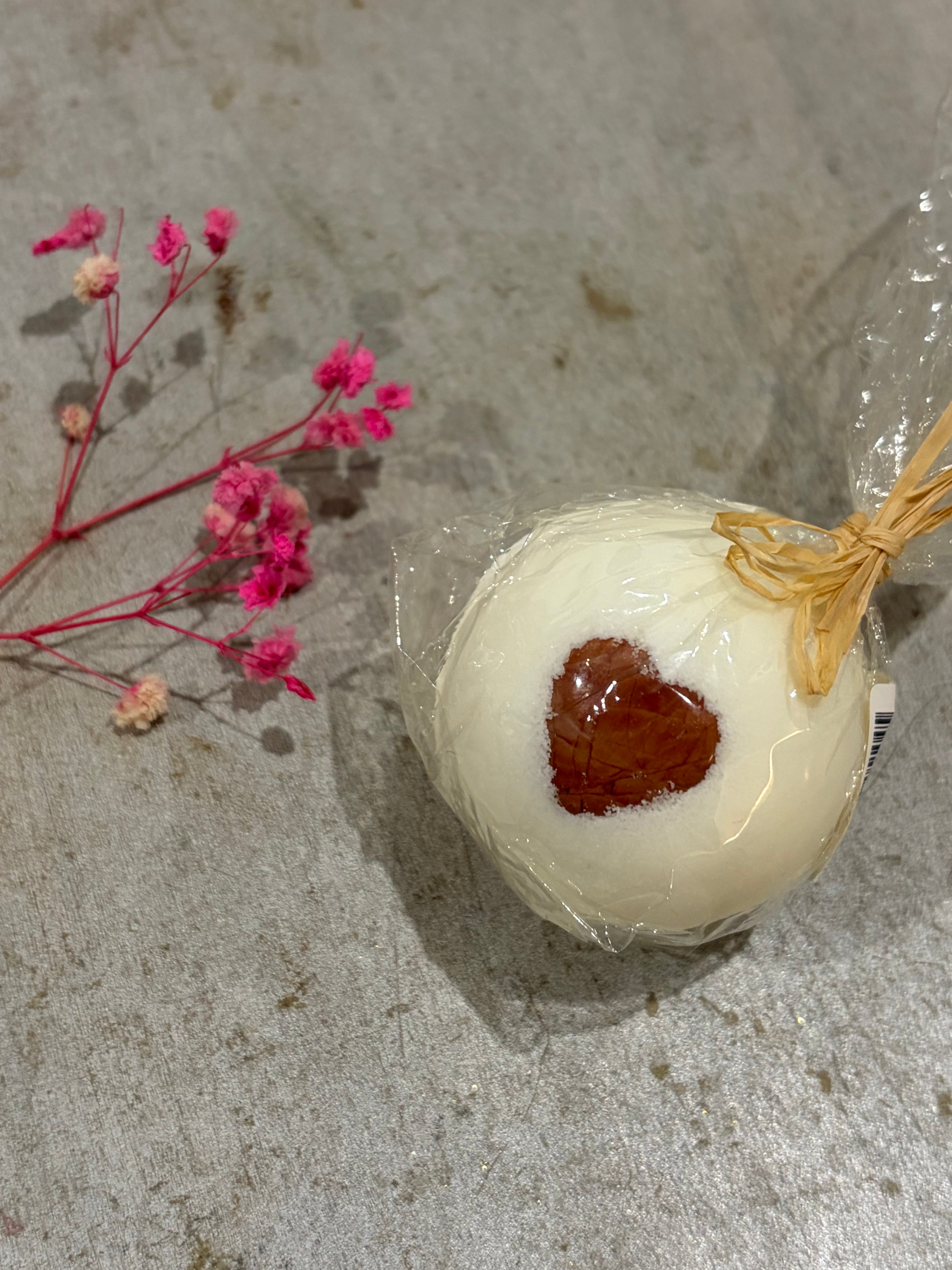Badekugel mit Schaum und Halbedelstein Herz als Glücksbringer