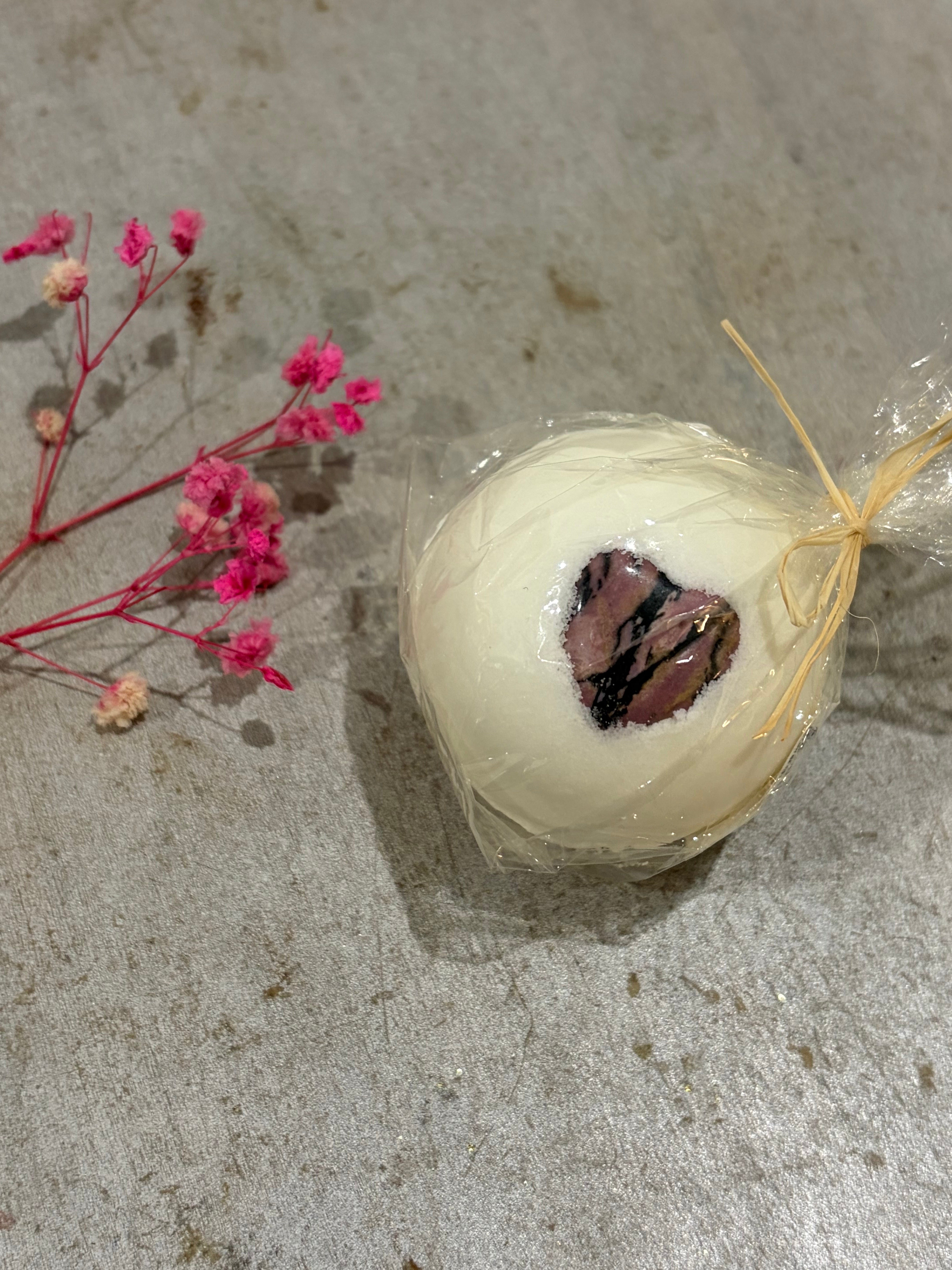 Badekugel mit Schaum und Halbedelstein Herz als Glücksbringer