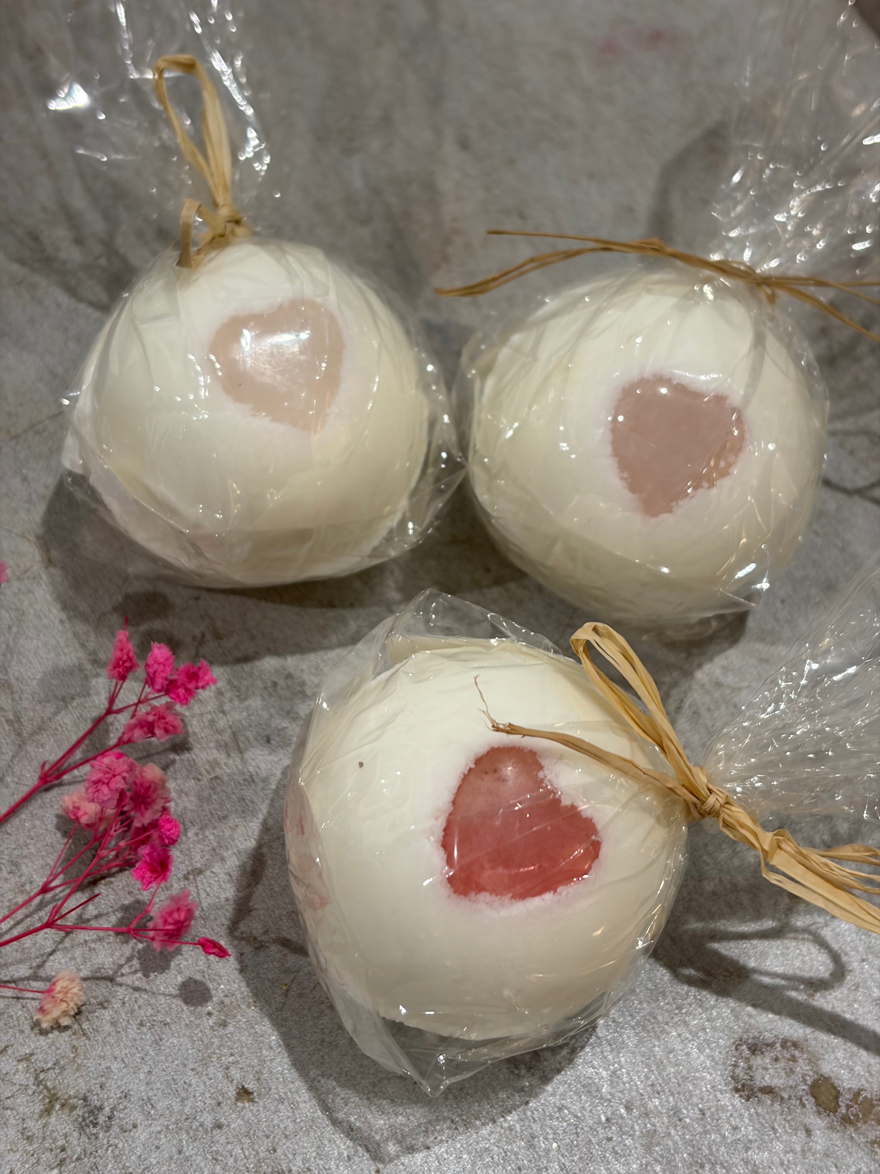 Badekugel mit Schaum mit einem Herz aus Rosenquarz als Glücksbringer