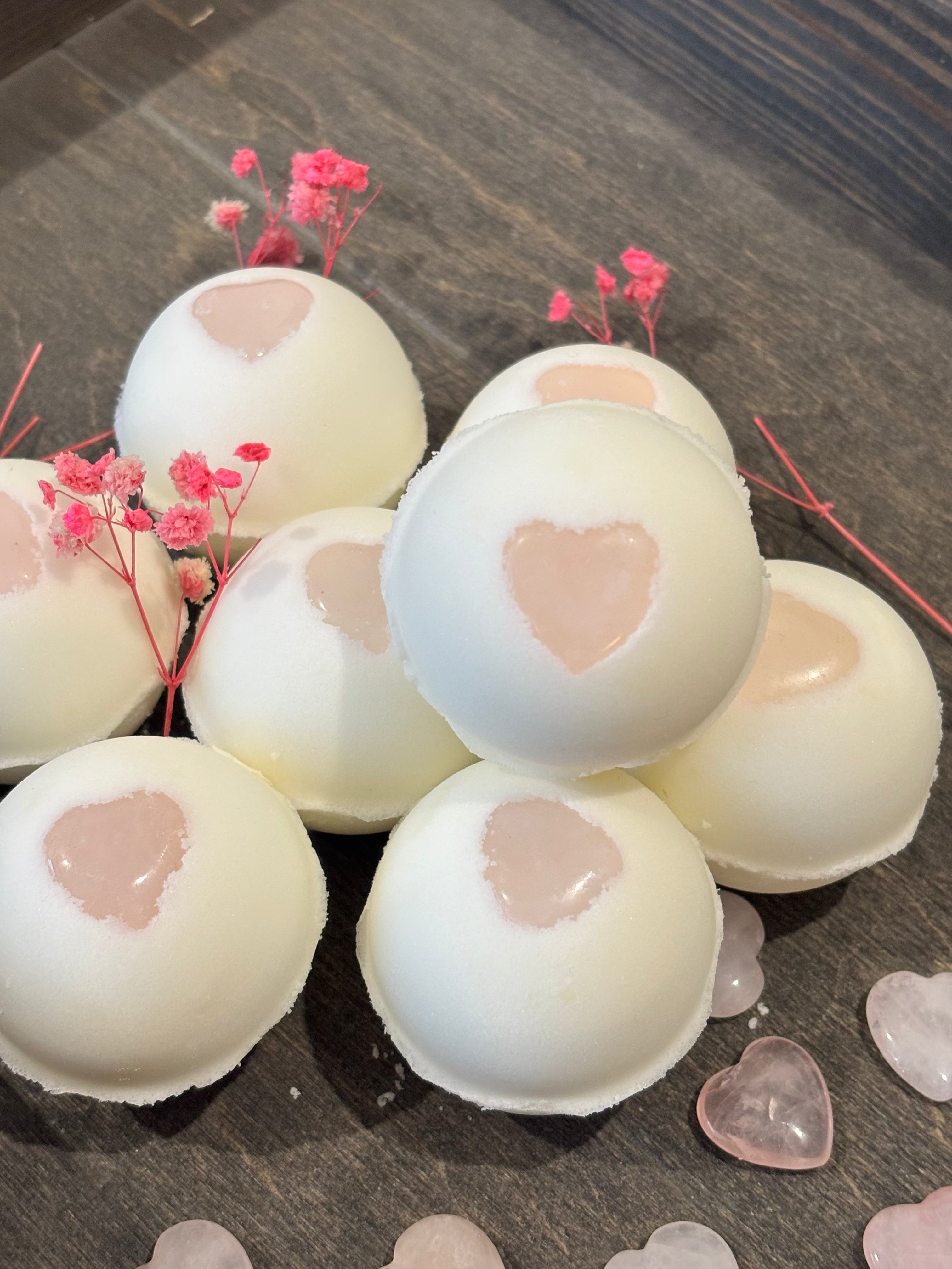 Badekugel mit Schaum mit einem Herz aus Rosenquarz als Glücksbringer
