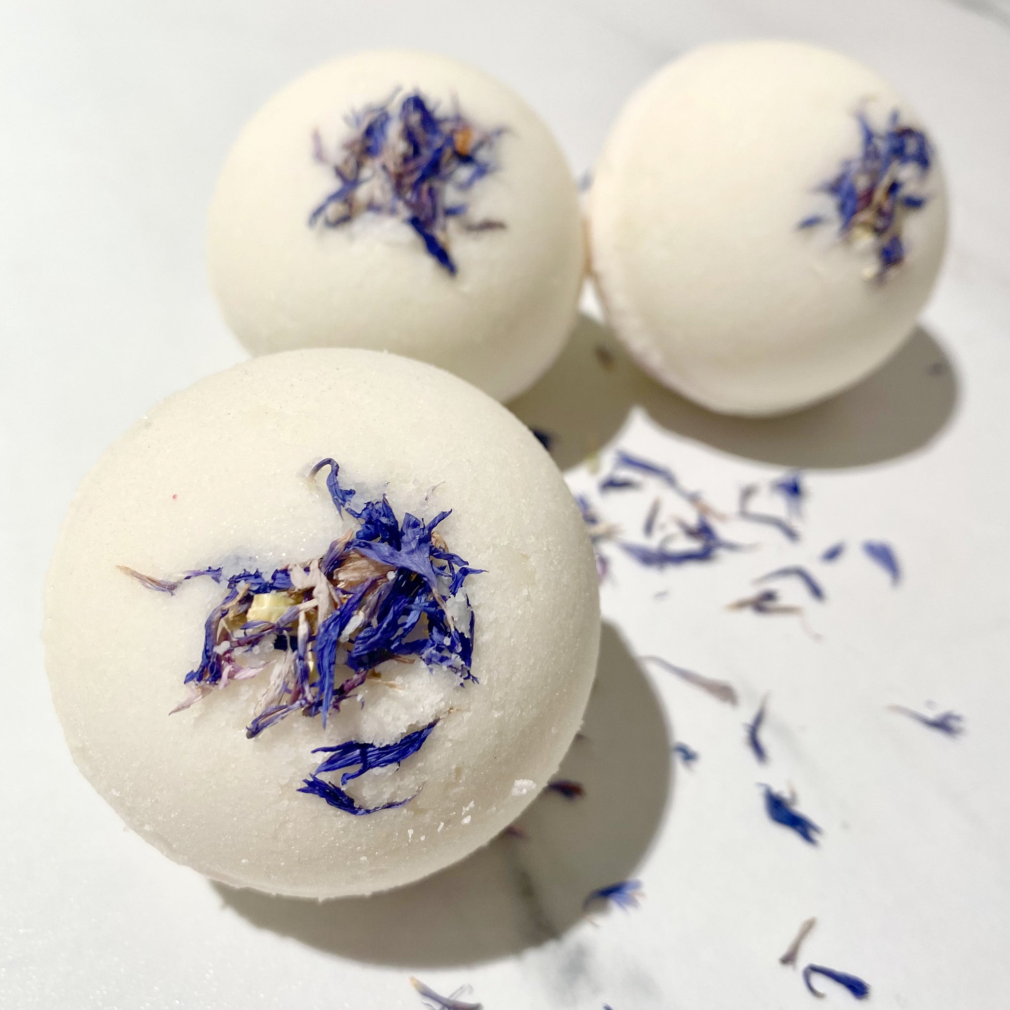 Badekugel schäumend mit Blüten #Kornblume #nachhaltig verpackt