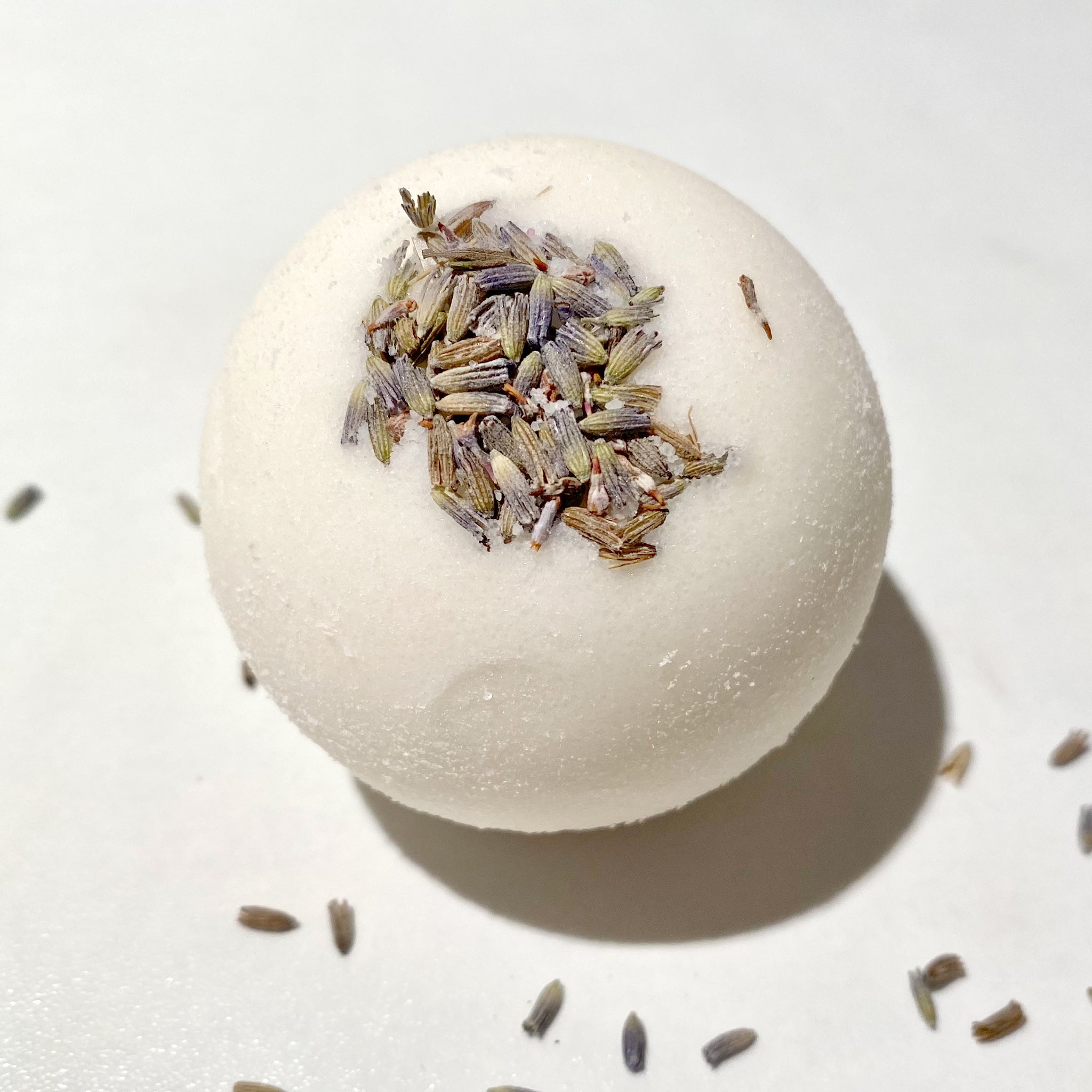 Badekugel schäumend mit Blüten #Lavendel #nachhaltig verpackt