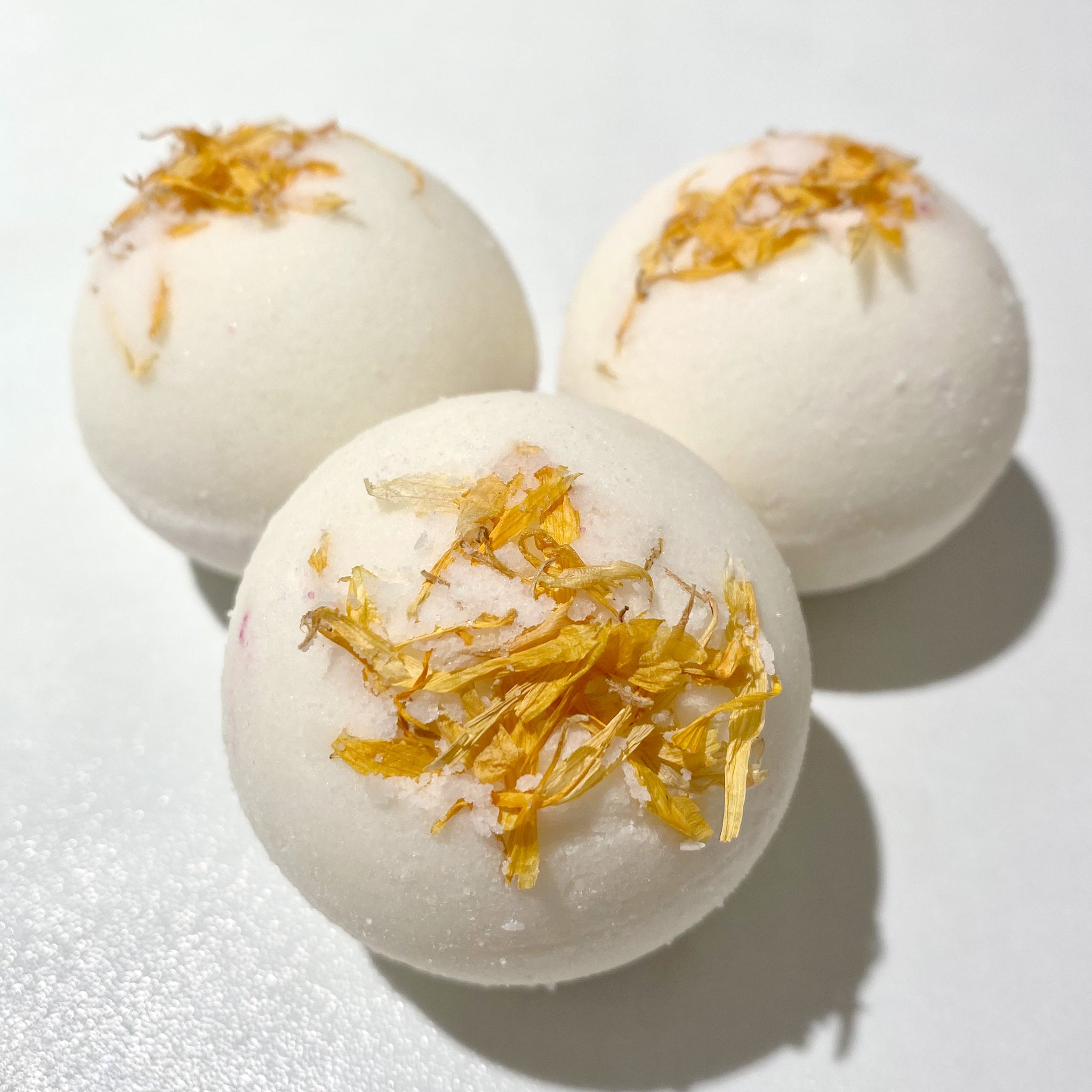 Badekugel schäumend mit Blüten #Ringelblume #nachhaltig verpackt